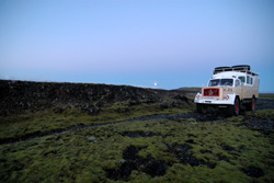 Weltweite Expeditionsreisen, Reisen mit Expeditionscharakter weltweit - Island - Maggi in der islndischen Abenddmmerung