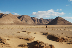 Weltweite Expeditionsreisen, Reisen mit Expeditionscharakter weltweit - Jordanien - Pyramiden in der Ferne